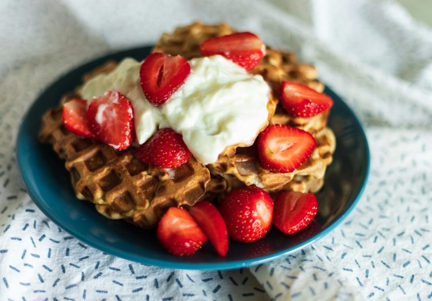 Waffeln mit Obst und Eis